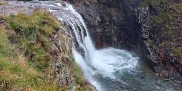 Newlyweds spotted risking their lives at ridge of fairy pools waterfall