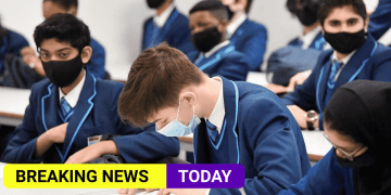 School pupils may need to wear masks again if Covid cases rise -