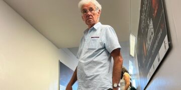 EasyJet customers allegedly locked in sweltering tunnel without water