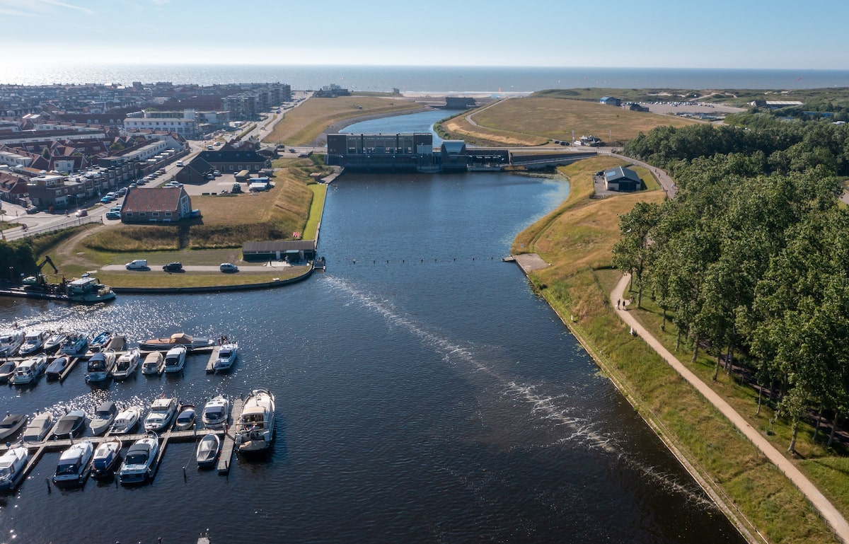 The bubble barrier that stops rubbish before it can reach the sea