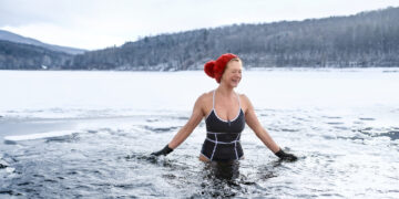 Why cold water swimmers might be onto something - Positive News