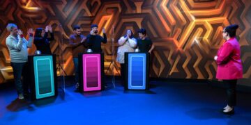 Buzzzz! World’s first TV gameshow for deaf people - Positive News