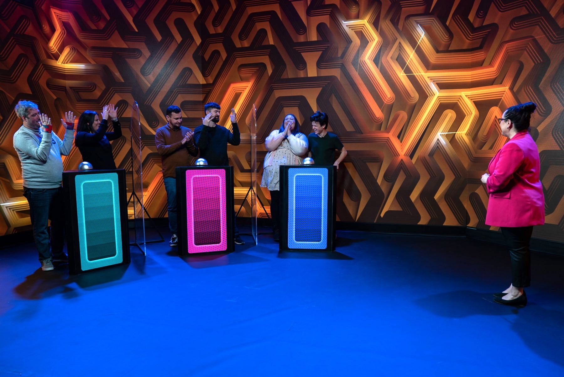 Buzzzz! World’s first TV gameshow for deaf people - Positive News
