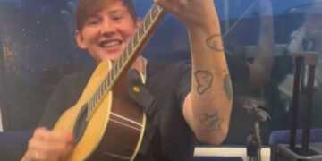 Wholesome train carriage bursts into rendition of Wonderwall