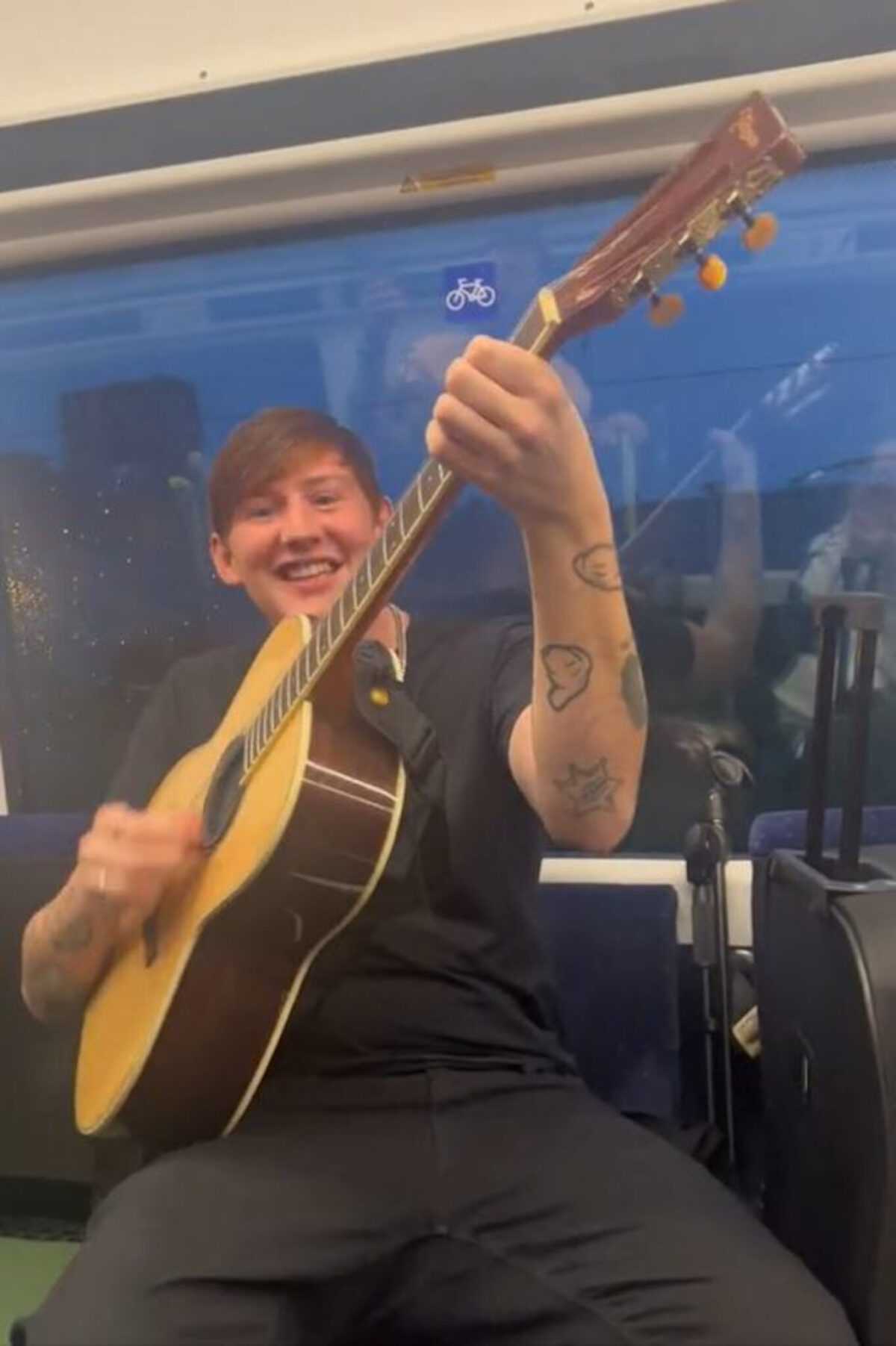 Wholesome train carriage bursts into rendition of Wonderwall