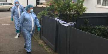 Forensic officers in New Addington (ES)