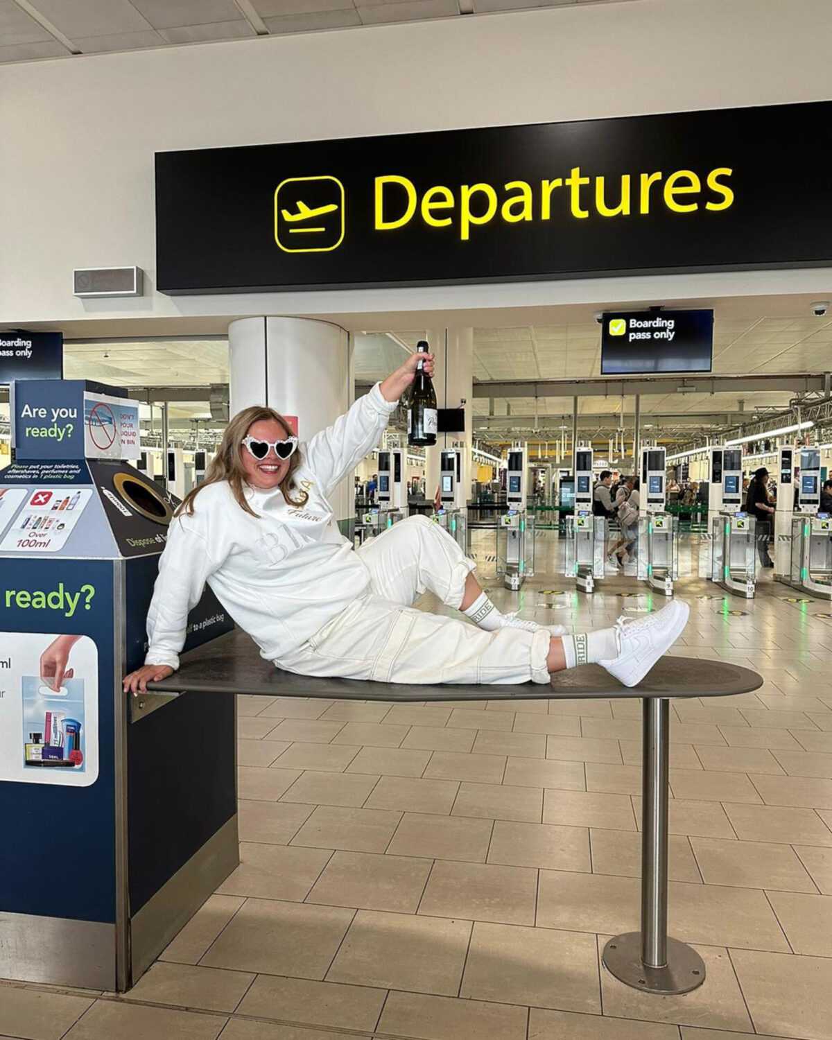 Hilarious moment EasyJet flight does Mexican wave for bride-to-be