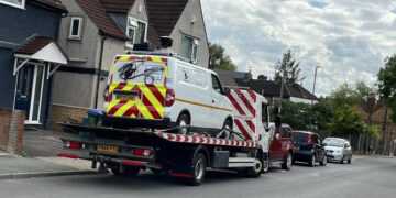 A Ulez enforcement van is towed away in Crayford, Bexley, after being daubed with graffiti and having its tyres slashed - Triangle News