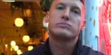 Gladiators star Legend with his cheesecake