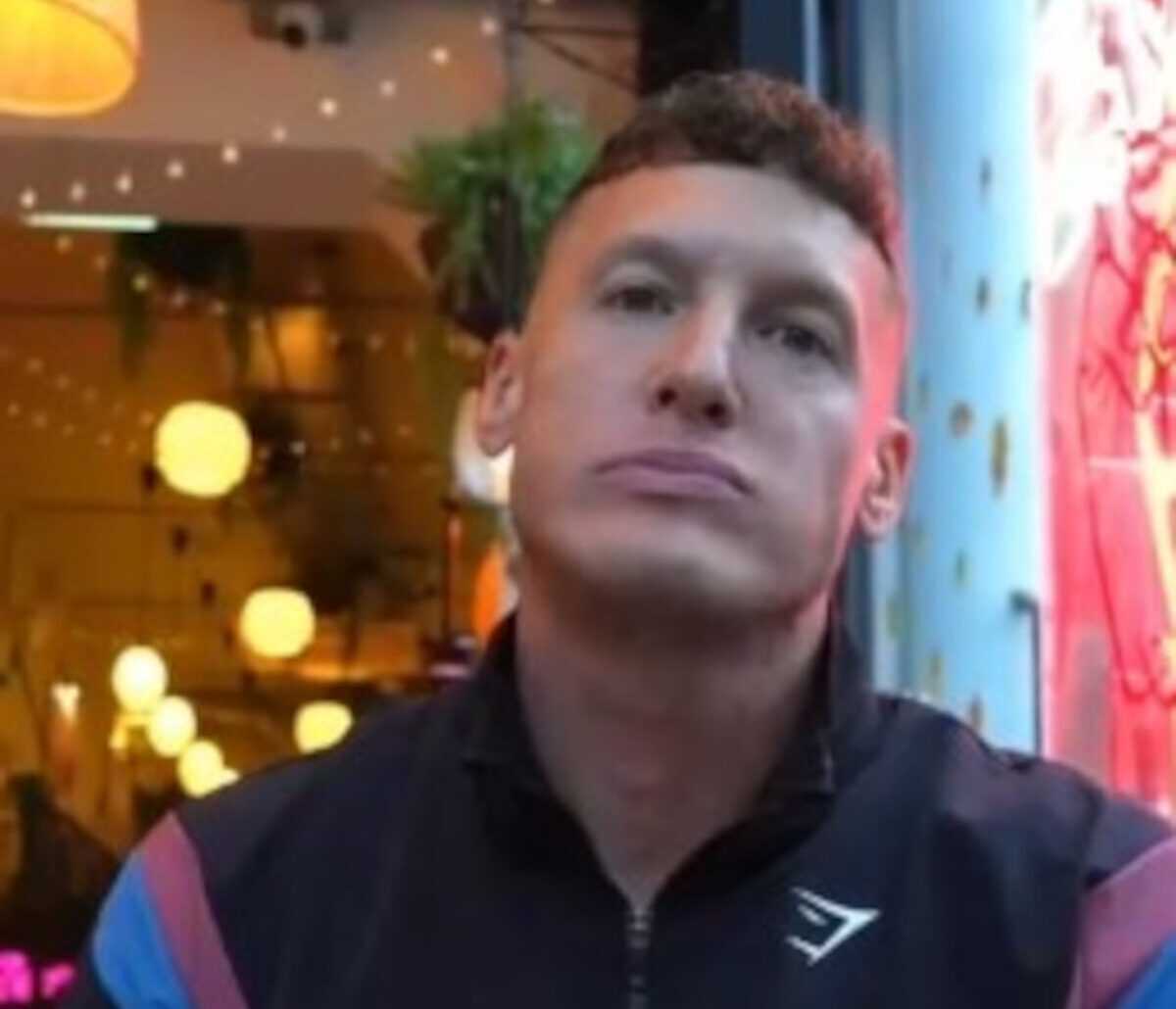 Gladiators star Legend with his cheesecake