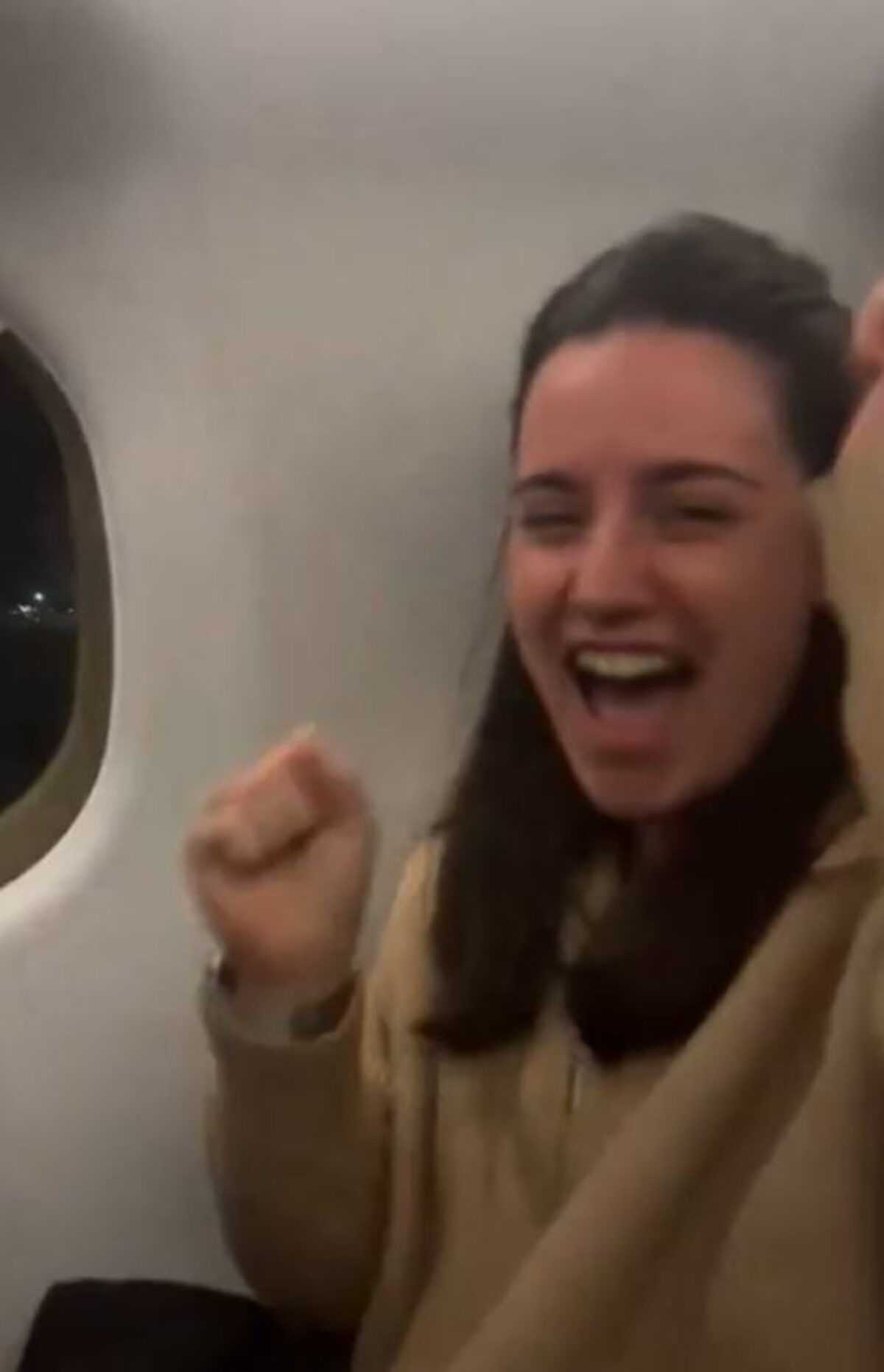Passengers applaud pilot after landing despite "violent" Storm Isha