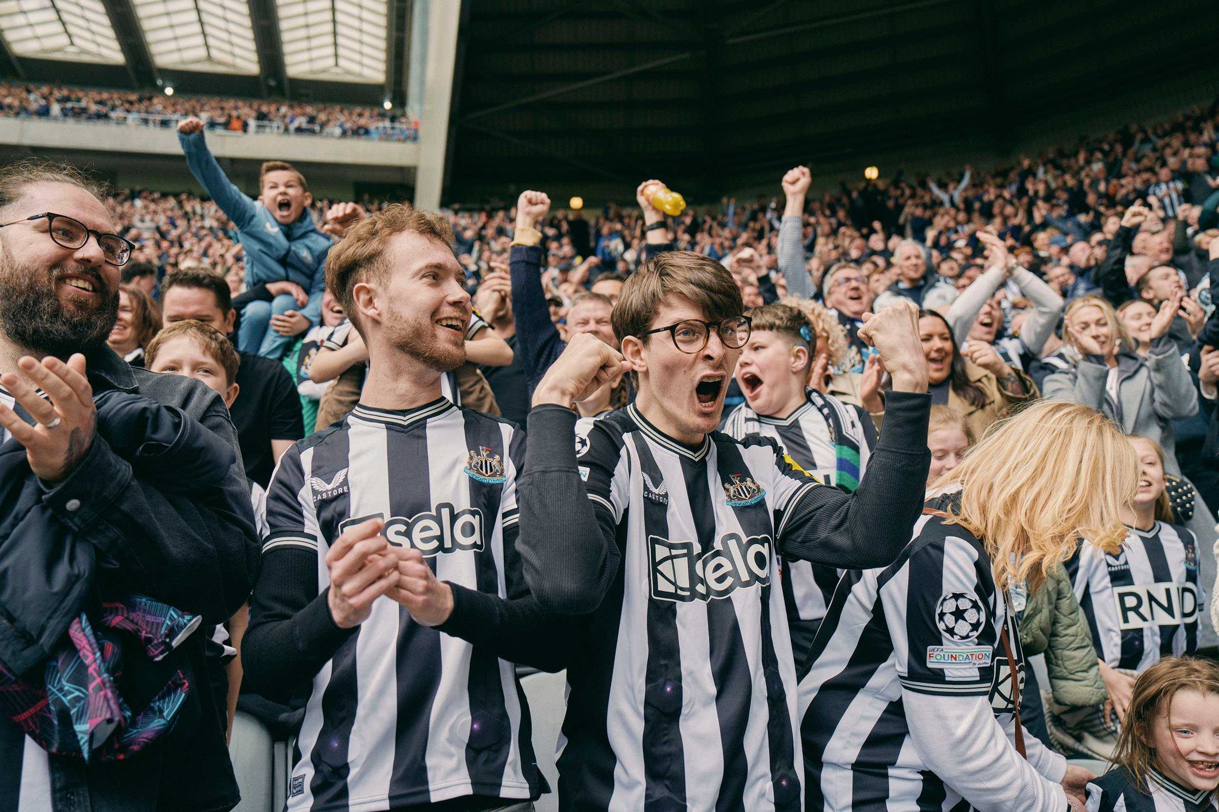 Newcastle United introduces ‘sound shirts’ for deaf supporters - Positive News