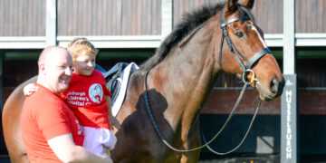 Six-year-old hospital patient Macy Robertson with her dad Andy Robertson and racehourse Nine Alters. Image supplied with release by Musselburgh Racecourse