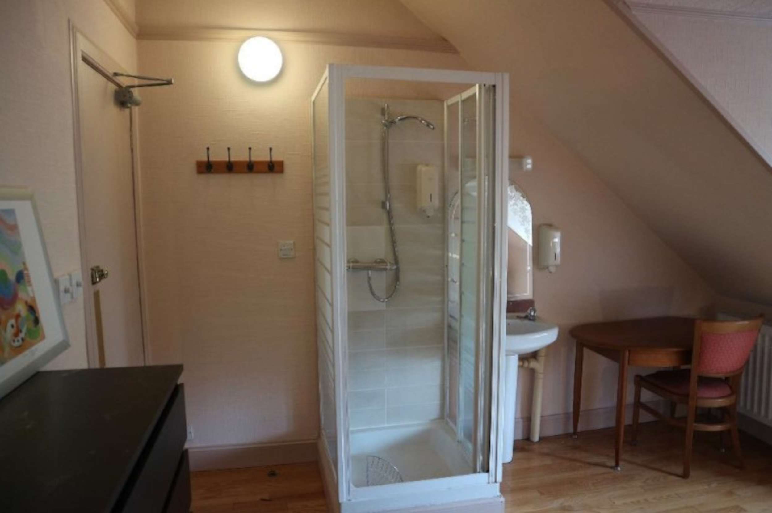 “Edinburgh has the weirdest flats in the world”: Locals left dumbfounded as flat advertised with a shower in the bedroom 