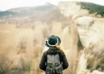 Money expert warns British bargain hunters not to be ‘fooled’ by the January sales – “travel insurance comparison could save you from price hikes of up to 1000%”